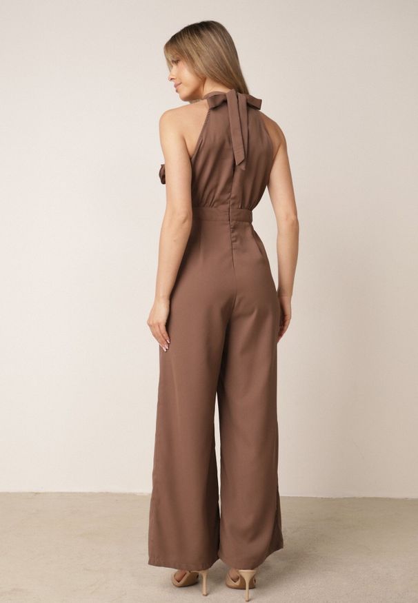 Born2be - Brązowy Kombinezon Elegancki z Broszką Różą 3D i Dekoltem Halter Thaelima. Kolor: brązowy. Wzór: aplikacja. Styl: elegancki