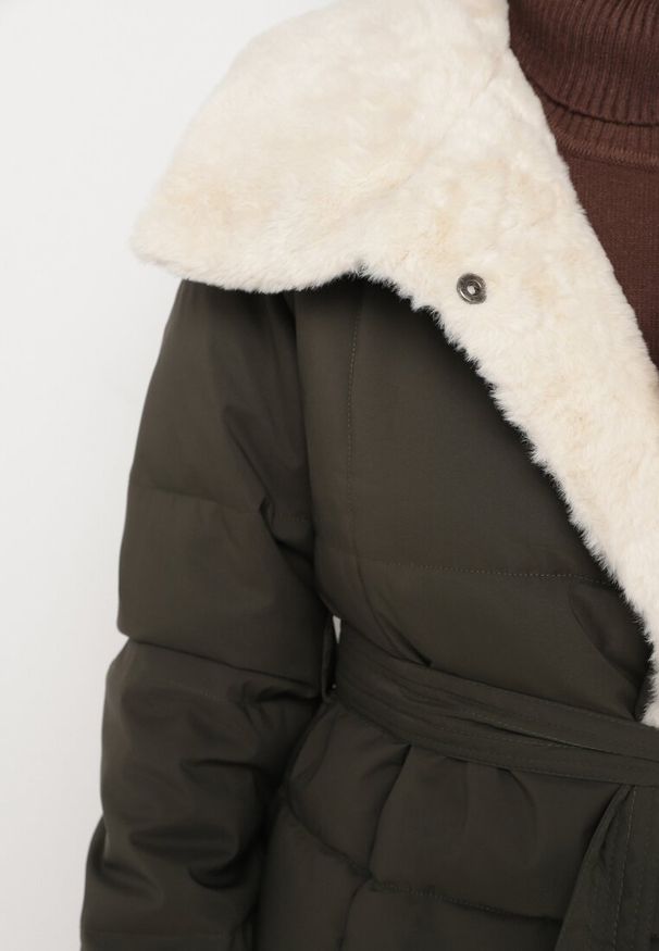 Born2be - Ciemnozielona Pikowana Kurtka z Futerkowym Kołnierzem i Wiązanym Paskiem Seratta. Okazja: na co dzień. Kolor: zielony. Materiał: jeans. Styl: elegancki, casual