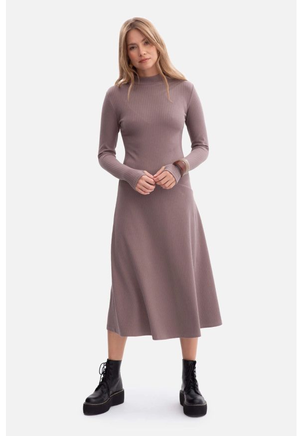 BeWear - Bawełniana sukienka dzianinowa z golfem rozkloszowana kakao. Typ kołnierza: golf. Kolor: czarny, brązowy. Materiał: dzianina, bawełna. Sezon: zima, jesień