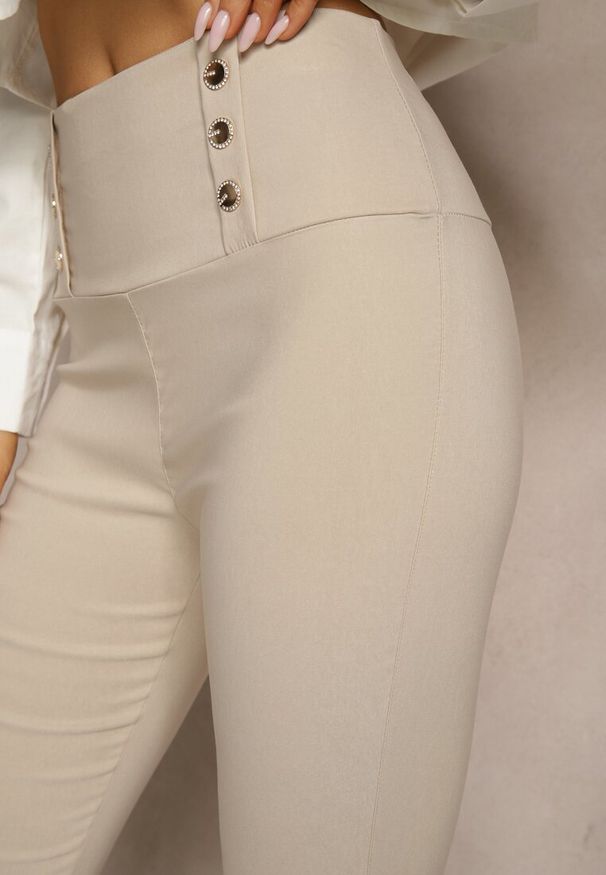 Renee - Jasnobeżowe Legginsy High Waist z Ozdobnymi Guzikami Kolowenia. Okazja: na co dzień. Stan: podwyższony. Kolor: beżowy. Styl: elegancki, casual