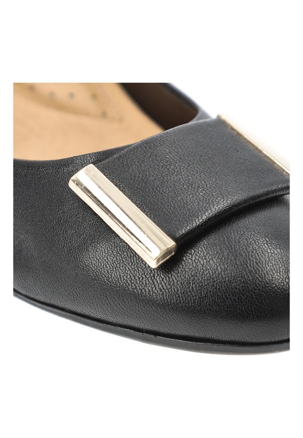 Czółenka damskie Armodo, cholewka skóra naturalna gładka klasyczny fason stabilny obcas metalowa ozdoba z przodu jednolita forma miękkie wykończenie. Okazja: na co dzień, na spotkanie biznesowe. Kolor: czarny. Materiał: skóra. Szerokość cholewki: normalna. Wzór: jednolity, gładki, aplikacja. Obcas: na obcasie. Styl: klasyczny. Wysokość obcasa: średni