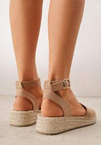 Renee - Ciemnobeżowe Sandały VICES z Imitacji Zamszu na Niskim Plecionym Koturnie Anameda. Okazja: na co dzień. Zapięcie: pasek. Kolor: beżowy. Materiał: zamsz. Wzór: haft. Obcas: na koturnie. Styl: casual #2