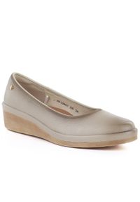 Półbuty damskie na koturnie beżowe Vinceza 39987. Okazja: na co dzień. Kolor: beżowy. Materiał: skóra. Obcas: na koturnie. Styl: casual, sportowy #1