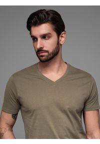 Ombre Clothing - Męska klasyczna bawełniana koszulka z dekoltem w serek BASIC - ciemnooliwkowa V6. Typ kołnierza: dekolt w serek. Kolor: oliwkowy. Materiał: bawełna. Styl: klasyczny #2