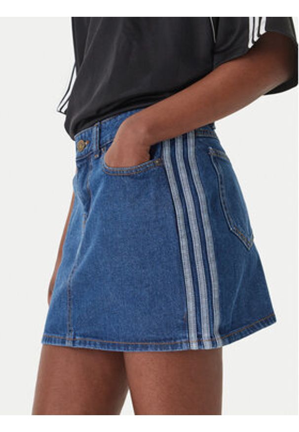 Adidas - adidas Spódnica jeansowa 3-Stripes KD2901 Niebieski Regular Fit. Kolor: niebieski. Materiał: bawełna
