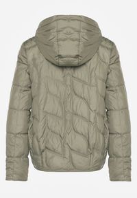 Renee - Jasnozielona Kurtka Przejściowa z Kapturem w Oryginalne Pikowane Przeszycia Arivitta. Okazja: na spacer. Typ kołnierza: kaptur. Kolor: zielony. Materiał: poliester, jeans #3
