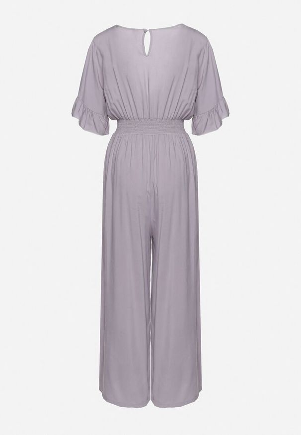 Born2be - Szary Bawełniany Kombinezon z Cienkimi Gumkami w Pasie z Kopertowym Dekoltem i Falbanką Tesanell. Kolor: szary. Materiał: bawełna. Długość rękawa: krótki rękaw. Długość: krótkie. Sezon: wiosna. Styl: elegancki