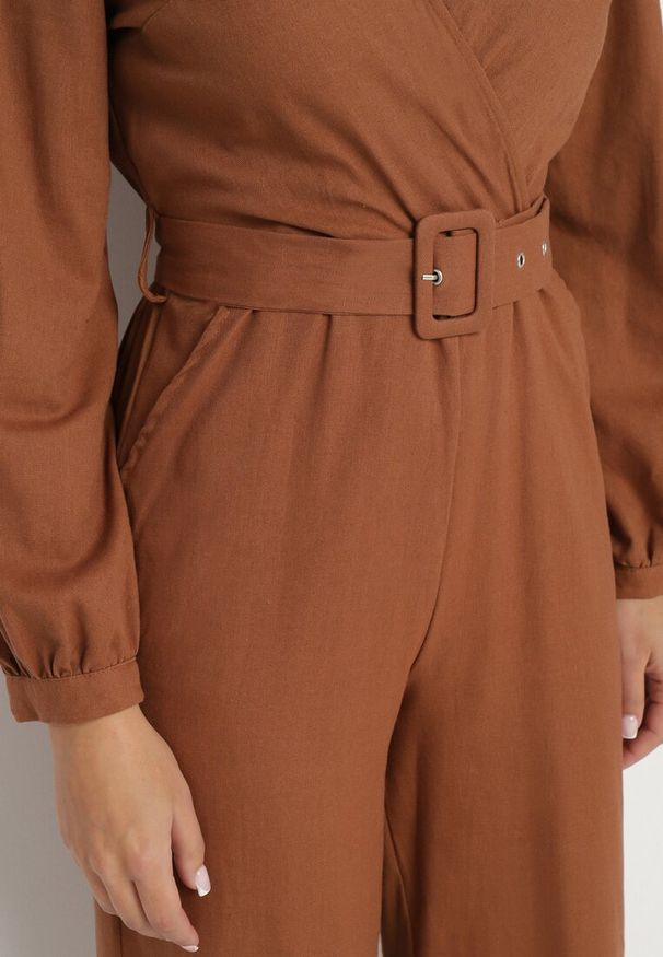 Born2be - Brązowy Bawełniany Kombinezon o Kopertowym Kroju z Paskiem i Gumką w Talii Mirrira. Kolor: brązowy. Materiał: bawełna. Długość rękawa: długi rękaw. Długość: długie. Styl: elegancki, klasyczny