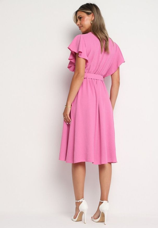 Born2be - Różowa Sukienka z Kopertowym Dekoltem i Paskiem Sizue. Kolor: różowy. Typ sukienki: kopertowe