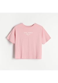 Reserved - T-shirt z napisem - Różowy. Kolor: różowy. Wzór: napisy #1