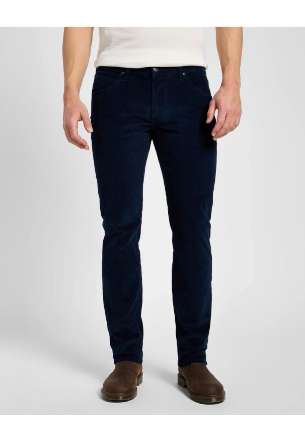 Lee - LEE DAREN ZIP FLY MĘSKIE SPODNIE MATERIAŁOWE SZTRUKSOWE RIVET NAVY 112355815 L707008607. Materiał: sztruks, materiał