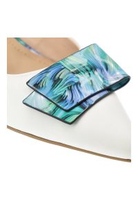 Czółenka damskie S.Barski, slingback ze skóry naturalnej z dekoracyjną aplikacją na niskim obcasie zapinane sprzączką, białe, LZ61-2006. Okazja: na ślub cywilny, na wesele, na imprezę. Zapięcie: sprzączka. Kolor: biały. Materiał: skóra. Wzór: aplikacja. Obcas: na obcasie. Styl: elegancki. Wysokość obcasa: niski #5