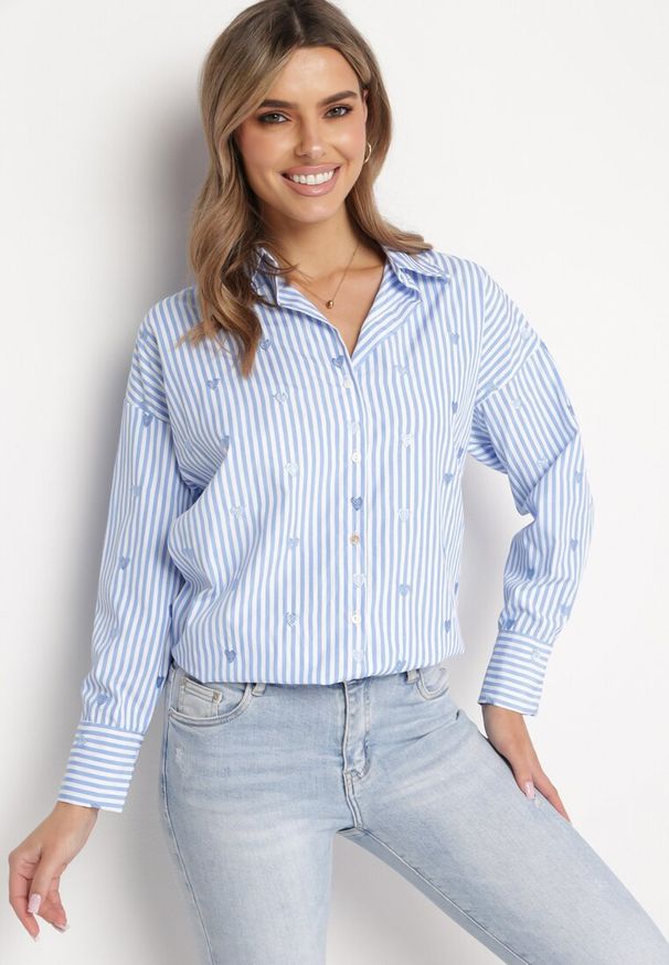 Born2be - Jasnoniebieska Koszula Bawełniana w Paski z Haftowanymi Serduszkami Sanileni. Kolor: niebieski. Materiał: bawełna. Wzór: paski, haft