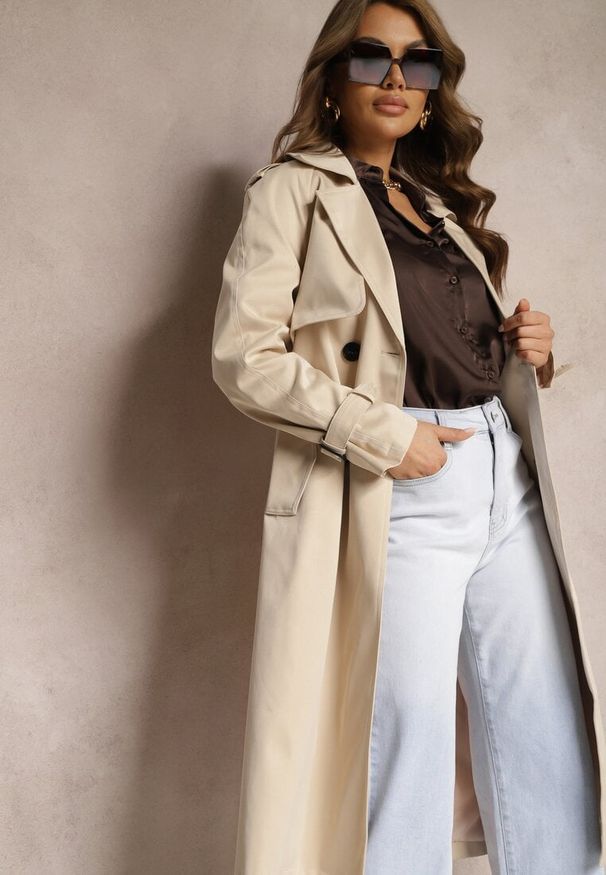 Renee - Beżowy Długi Płaszcz Trencz Dwurzędowy z Paskiem w Komplecie Sabila. Kolor: beżowy. Materiał: jeans. Długość rękawa: długi rękaw. Długość: długie. Styl: wizytowy, klasyczny, elegancki