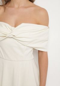 Born2be - Beżowa Rozkloszowana Sukienka z Odsłoniętymi Ramionami i Drapowaniem Odilene. Okazja: na imprezę. Kolor: beżowy. Sezon: lato. Typ sukienki: z odkrytymi ramionami. Styl: elegancki #7