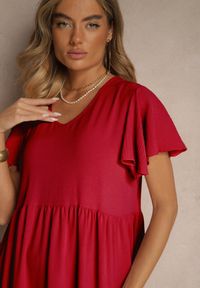 Renee - Czerwona Rozkloszowana Sukienka z Wiskozą w Casualowym Stylu Filarenna. Okazja: na co dzień. Typ kołnierza: dekolt w serek. Kolor: czerwony. Materiał: wiskoza. Długość rękawa: krótki rękaw. Styl: klasyczny, elegancki, casual #5