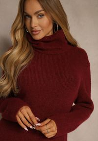 Renee - Bordowa Sweterkowa Sukienka Golf z Wełną i Wiskozą Fedorina. Okazja: na co dzień. Typ kołnierza: golf. Kolor: czerwony. Materiał: wełna, wiskoza. Typ sukienki: oversize. Styl: casual. Długość: midi #3