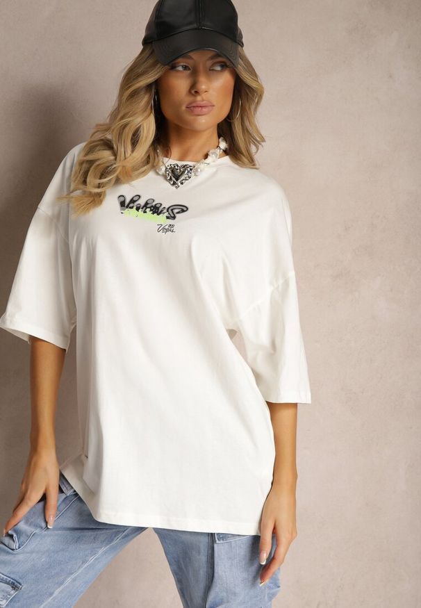 Renee - Biało-Kremowa Koszulka T-shirt o Kroju Oversize z Kolorowym Nadrukiem na Plecach Tarimea. Kolor: biały. Materiał: dzianina. Wzór: kolorowy, nadruk. Sezon: lato