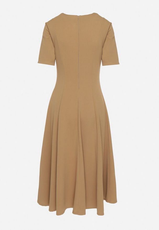 Born2be - Ciemnobeżowa Sukienka Rozkloszowana z Taliowaniem Telorwena. Okazja: na randkę, na ślub cywilny, na wesele. Kolor: beżowy. Długość rękawa: krótki rękaw. Styl: klasyczny