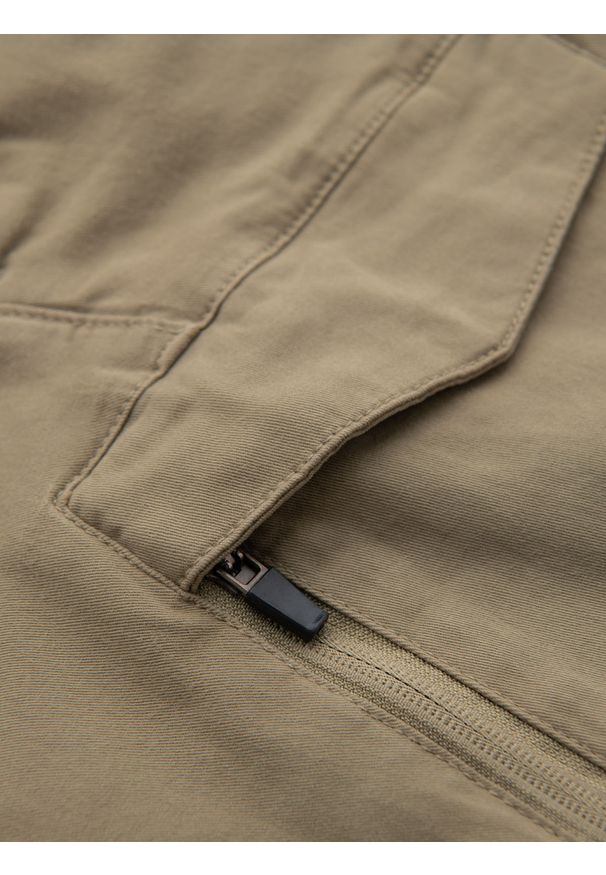 Ombre Clothing - Męskie szorty o luźnym kroju z kieszeniami typu cargo – jasnooliwkowe V3 OM-SRCG-0194 - XXL. Okazja: na co dzień. Kolor: oliwkowy. Materiał: tkanina, dzianina, materiał, bawełna, elastan. Sezon: lato. Styl: klasyczny, casual, elegancki