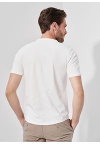 Ochnik - Kremowy T-shirt typu henley męski. Typ kołnierza: typu henley. Kolor: biały. Materiał: bawełna