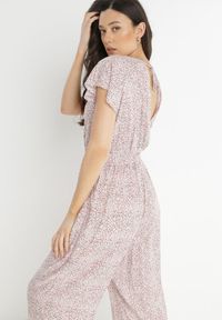 Born2be - Różowo-Biały Kombinezon z Wiskozy Ariamaya. Okazja: na co dzień. Kolor: różowy. Materiał: wiskoza. Długość rękawa: krótki rękaw. Długość: krótkie. Wzór: kwiaty, aplikacja. Sezon: lato. Styl: casual #2