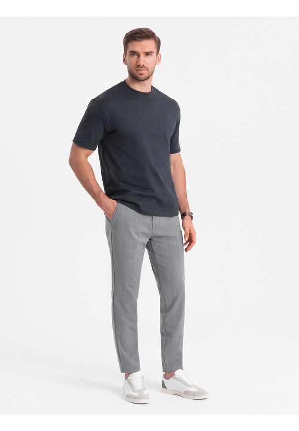 Ombre Clothing - Męskie spodnie o klasycznym kroju w delikatną kratę - szare V3. Kolor: szary. Materiał: wiskoza, poliester, materiał. Styl: klasyczny