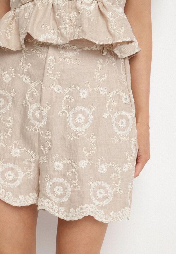 Born2be - Beżowe Bawełniane Szorty o Luźnym Kroju w Kwiatowy Haft Velriza. Okazja: na spacer. Kolor: beżowy. Materiał: bawełna. Wzór: haft, kwiaty. Sezon: wiosna, lato. Styl: elegancki