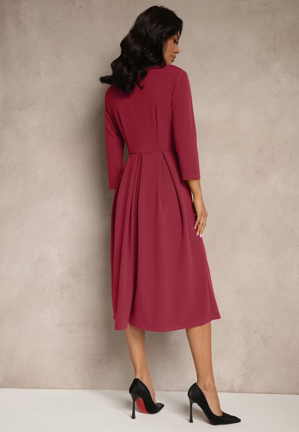 Renee - Ciemnoróżowa Sukienka o Rozkloszowanym Kroju z Rękawem Długości 3/4 Nomini. Okazja: na randkę. Typ kołnierza: dekolt w kształcie V. Kolor: różowy. Typ sukienki: rozkloszowane. Styl: elegancki, klasyczny