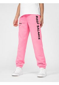 4f - Spodnie dresowe joggery dziewczęce. Okazja: na co dzień. Kolor: różowy. Materiał: dresówka. Wzór: napisy. Styl: casual #2