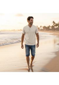 Koszulka Męska (T-Shirt) na Stójce z Guzikami - Pako Jeans - Jasny Beż. Okazja: na co dzień. Typ kołnierza: kołnierzyk stójkowy. Kolor: brązowy, beżowy, wielokolorowy. Materiał: bawełna. Styl: casual #2