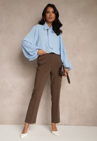Renee - Jasnoniebieska Bluzka Ozdobiona Wiązaniem i Plisowanymi Rękawami Jenowena. Okazja: na co dzień. Kolor: niebieski. Materiał: jeans. Wzór: aplikacja. Styl: elegancki, casual #3
