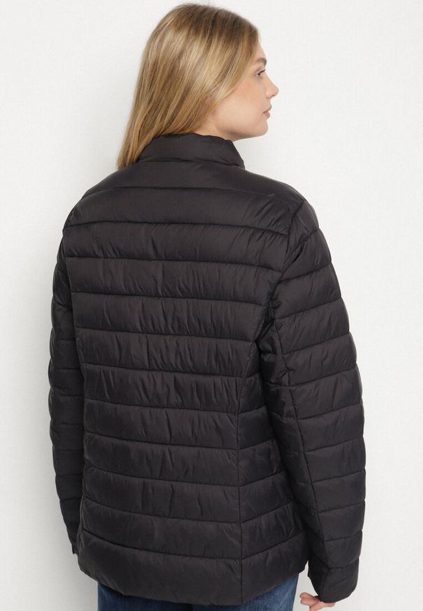 Born2be - Czarna Pikowana Kurtka o Prostym Kroju z Niską Stójką Zeniva. Okazja: na co dzień, na spacer. Typ kołnierza: kołnierzyk stójkowy. Kolekcja: plus size. Kolor: czarny. Materiał: dzianina, jeans. Styl: casual