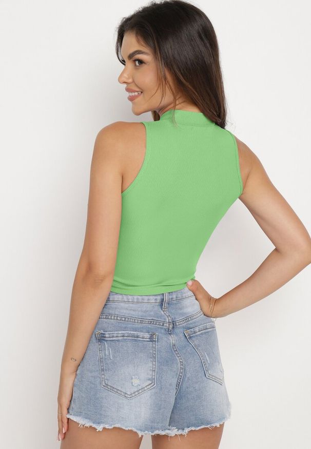 Born2be - Jasnozielony Elastyczny Top z Zabudowanym Dekoltem Leodia. Kolor: zielony. Materiał: materiał