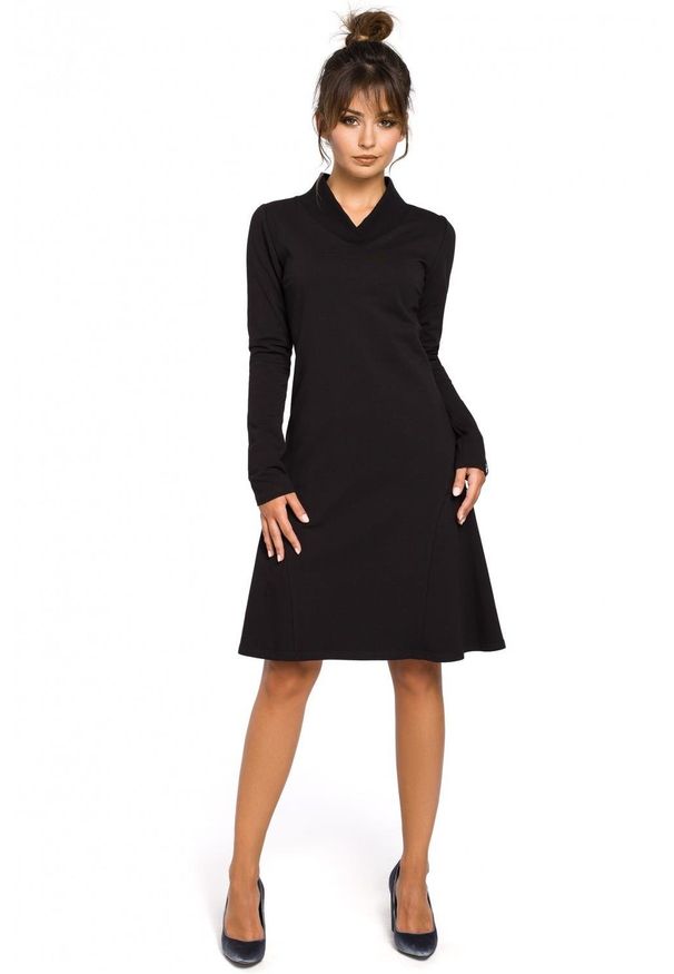 BE - Trapezowa sukienka o wyjątkowym kroju. Materiał: bawełna, dresówka, materiał, elastan. Typ sukienki: trapezowe. Styl: elegancki