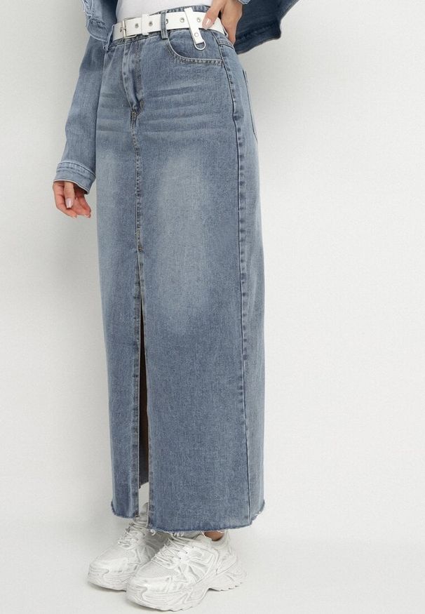 Born2be - Niebieska Ołówkowa Spódnica Jeansowa z Rozcięciem z Przodu Limirea. Okazja: na co dzień. Kolor: niebieski. Materiał: jeans. Styl: casual