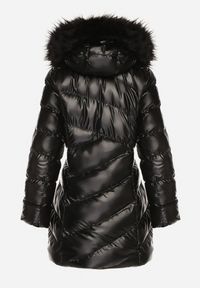 Born2be - Czarna Pikowana Kurtka przed Kolano z Kapturem i Futerkiem Salasa. Typ kołnierza: kaptur. Kolor: czarny. Materiał: futro. Długość: długie. Styl: elegancki #3