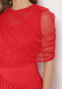Born2be - Czerwona Koktajlowa Sukienka Zdobiona Marszczeniem z Siateczkową Narzutką Millanea. Okazja: na co dzień. Kolor: czerwony. Wzór: aplikacja. Typ sukienki: proste. Styl: wizytowy #2