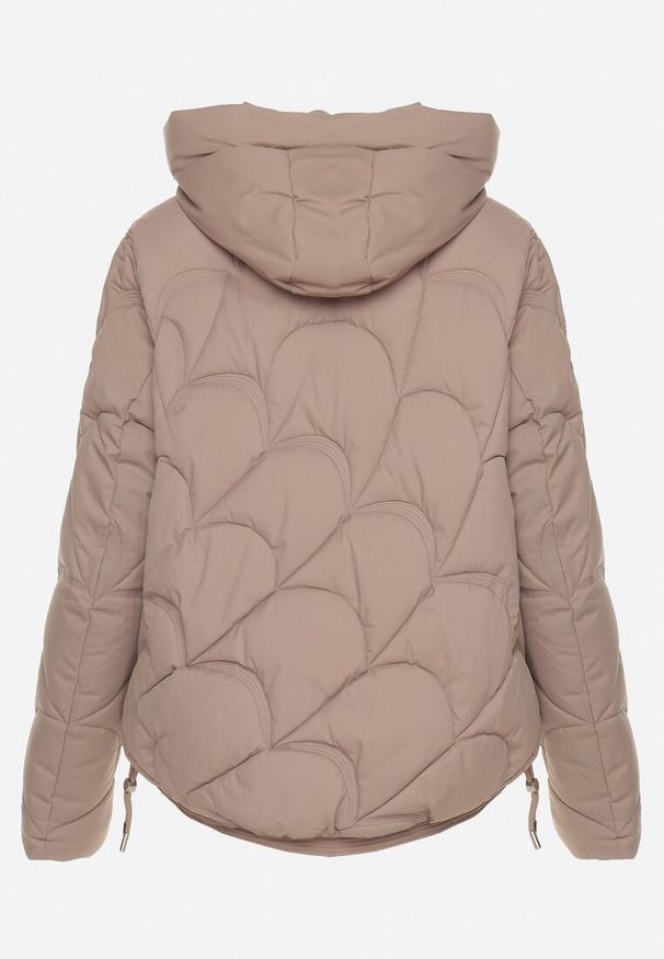 Born2be - Ciemnobeżowa Pikowana Kurtka o Pudełkowym Kroju z Kapturem i Ściągaczami Selizola. Okazja: na spacer. Typ kołnierza: kaptur. Kolor: beżowy. Materiał: skóra, jeans. Styl: sportowy