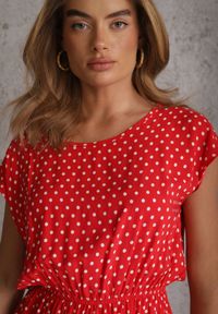 Renee - Czerwona Rozkloszowana Sukienka Retro z Wiskozy w Groszki Tetia. Kolor: czerwony. Materiał: wiskoza. Długość rękawa: krótki rękaw. Wzór: grochy. Typ sukienki: rozkloszowane. Styl: retro #6