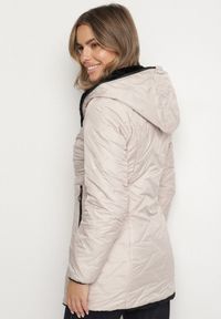 Born2be - Beżowa Pikowana Kurtka Dwustronna z Kapturem i Futerkiem Rinaresa. Okazja: na co dzień. Typ kołnierza: kaptur. Kolor: beżowy. Materiał: futro. Styl: elegancki, casual #5