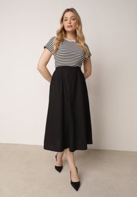 Born2be - Czarno-Biała Rozkloszowana Sukienka z Bawełny z Górą w Paski Aethephaia. Okazja: na co dzień. Kolor: czarny. Materiał: bawełna. Wzór: paski. Sezon: lato. Typ sukienki: proste, rozkloszowane. Styl: klasyczny, casual #1