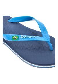 Niebieskie Japonki Ipanema Modne Buty Męskie. Okazja: na plażę, na co dzień. Kolor: niebieski. Materiał: materiał. Wzór: paski. Sezon: lato. Styl: sportowy, klasyczny, elegancki, casual #5
