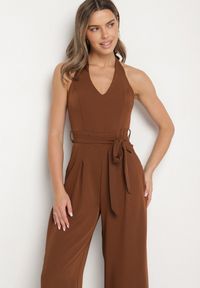 Born2be - Brązowy Taliowany Kombinezon z Paskiem Wiązaniem i Odkrytymi Plecami Malurea. Okazja: na imprezę, na co dzień. Kolor: brązowy. Materiał: jeans. Sezon: lato. Styl: casual #2