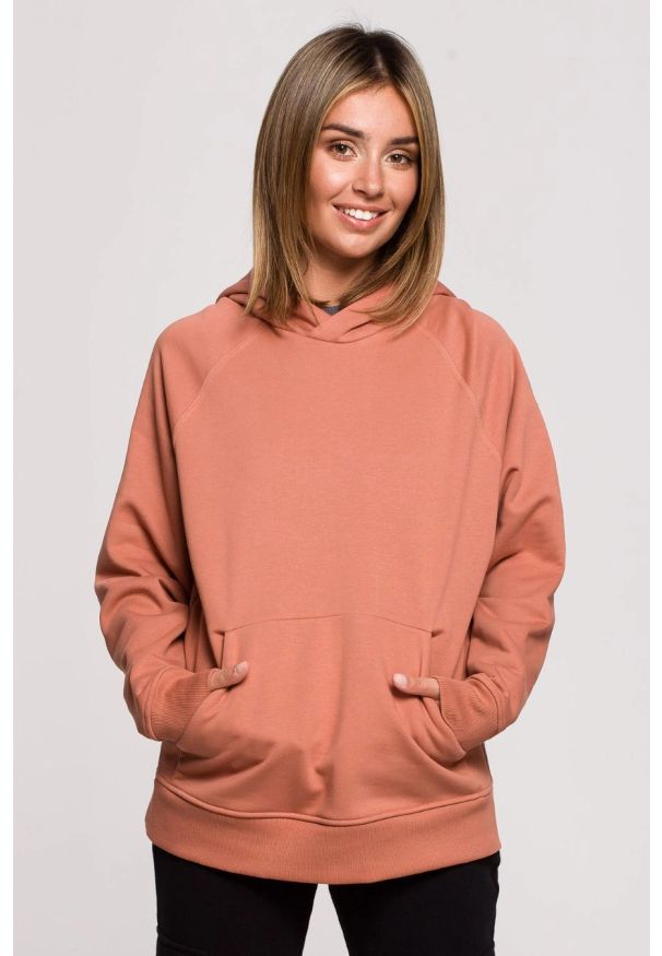 Sukienki.shop - Bluza z kapturem kangurek ceglasta bawełna premium. Okazja: na co dzień. Typ kołnierza: kaptur. Kolor: czerwony. Materiał: bawełna. Styl: casual