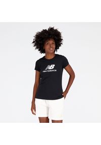 Koszulka damska New Balance WT31546BK – czarna. Kolor: czarny. Materiał: bawełna, poliester, materiał. Długość rękawa: krótki rękaw. Długość: krótkie. Wzór: nadruk, napisy