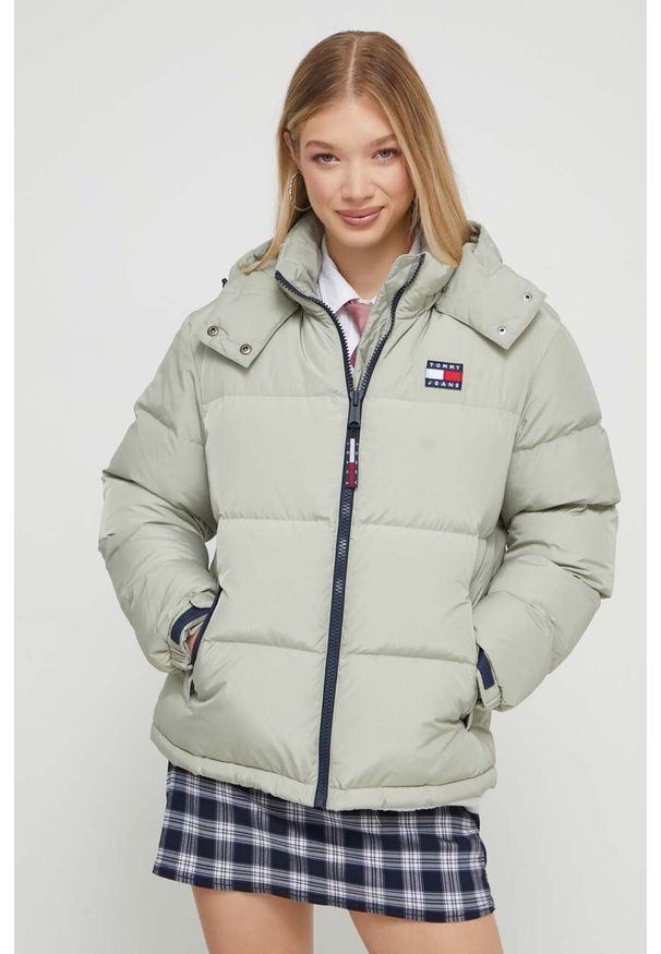 Tommy Jeans kurtka puchowa damska kolor zielony zimowa. Kolor: zielony. Materiał: puch. Sezon: zima