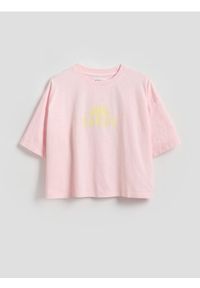 Reserved - Luźny t-shirt z nadrukiem - różowy. Kolor: różowy. Materiał: bawełna. Wzór: nadruk #1