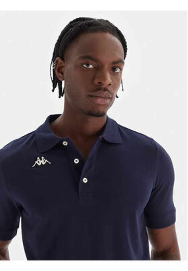 Kappa Polo Logo Sharas Mss 302B3D0 Granatowy Regular Fit. Typ kołnierza: polo. Kolor: niebieski. Materiał: bawełna