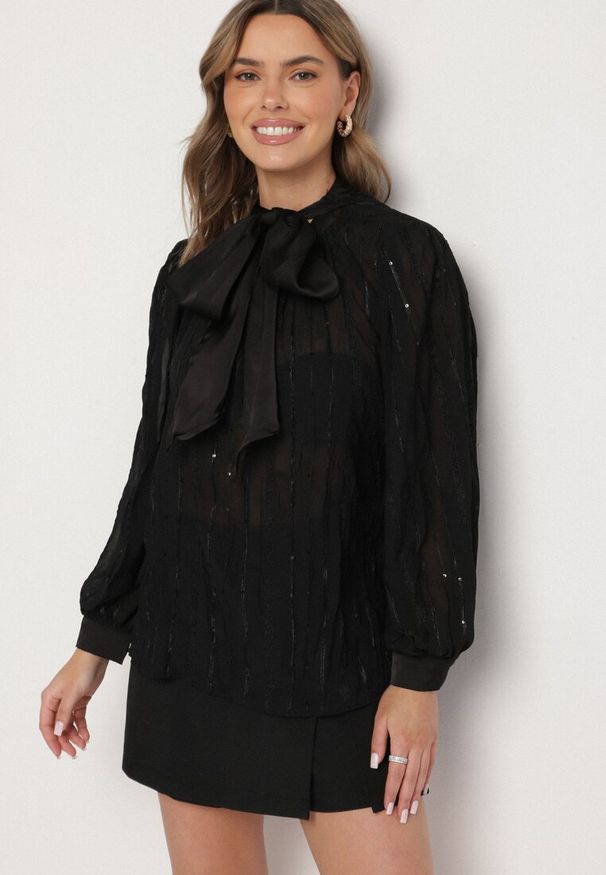 Born2be - Czarna Koszulowa Bluzka z Tłoczonej Tkaniny z Wiązaniem przy Dekolcie Sepiane. Okazja: na spotkanie biznesowe, do pracy, na co dzień. Kolor: czarny. Materiał: tkanina. Długość rękawa: długi rękaw. Długość: długie. Wzór: aplikacja. Styl: elegancki, casual, biznesowy